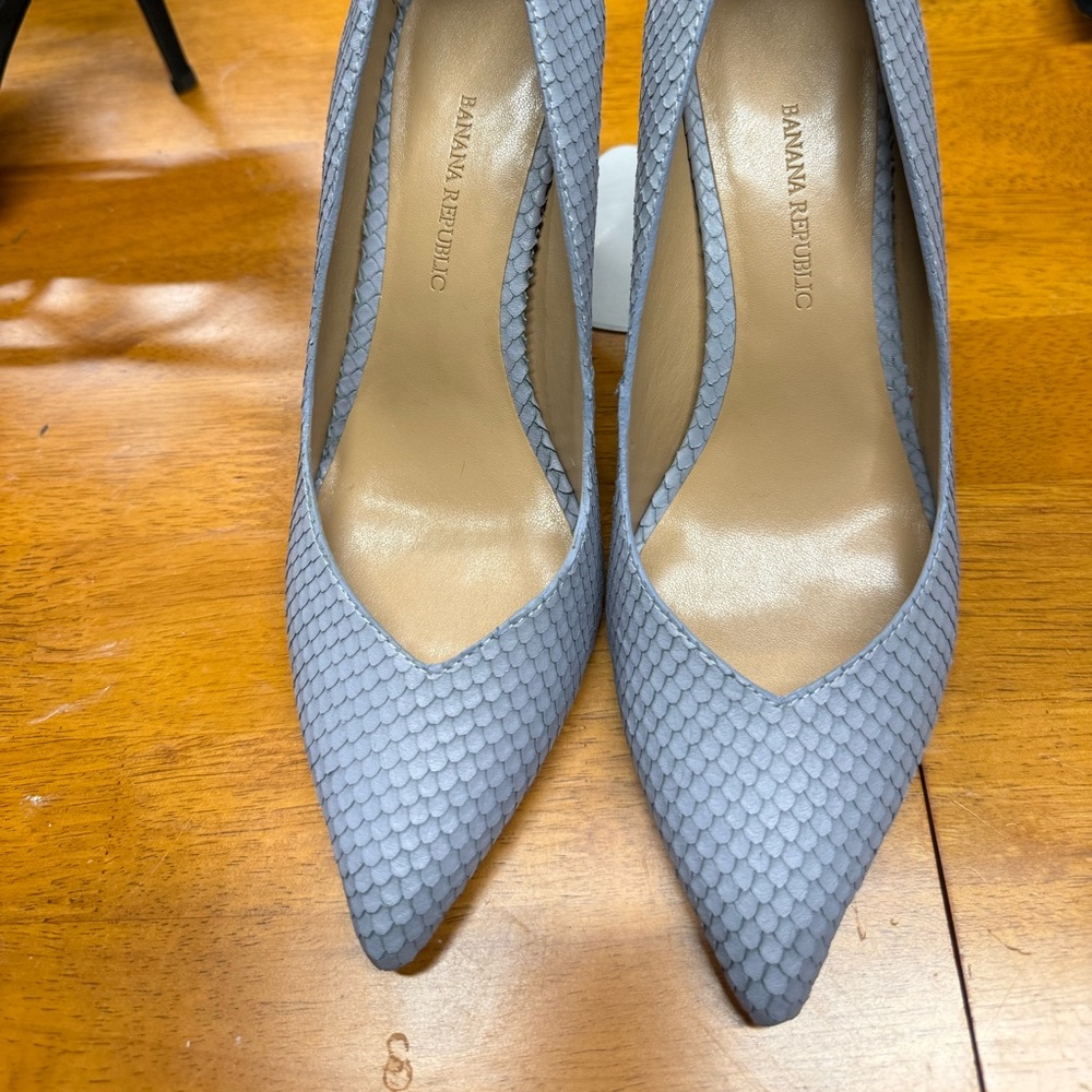 Banana republic light blue pumps